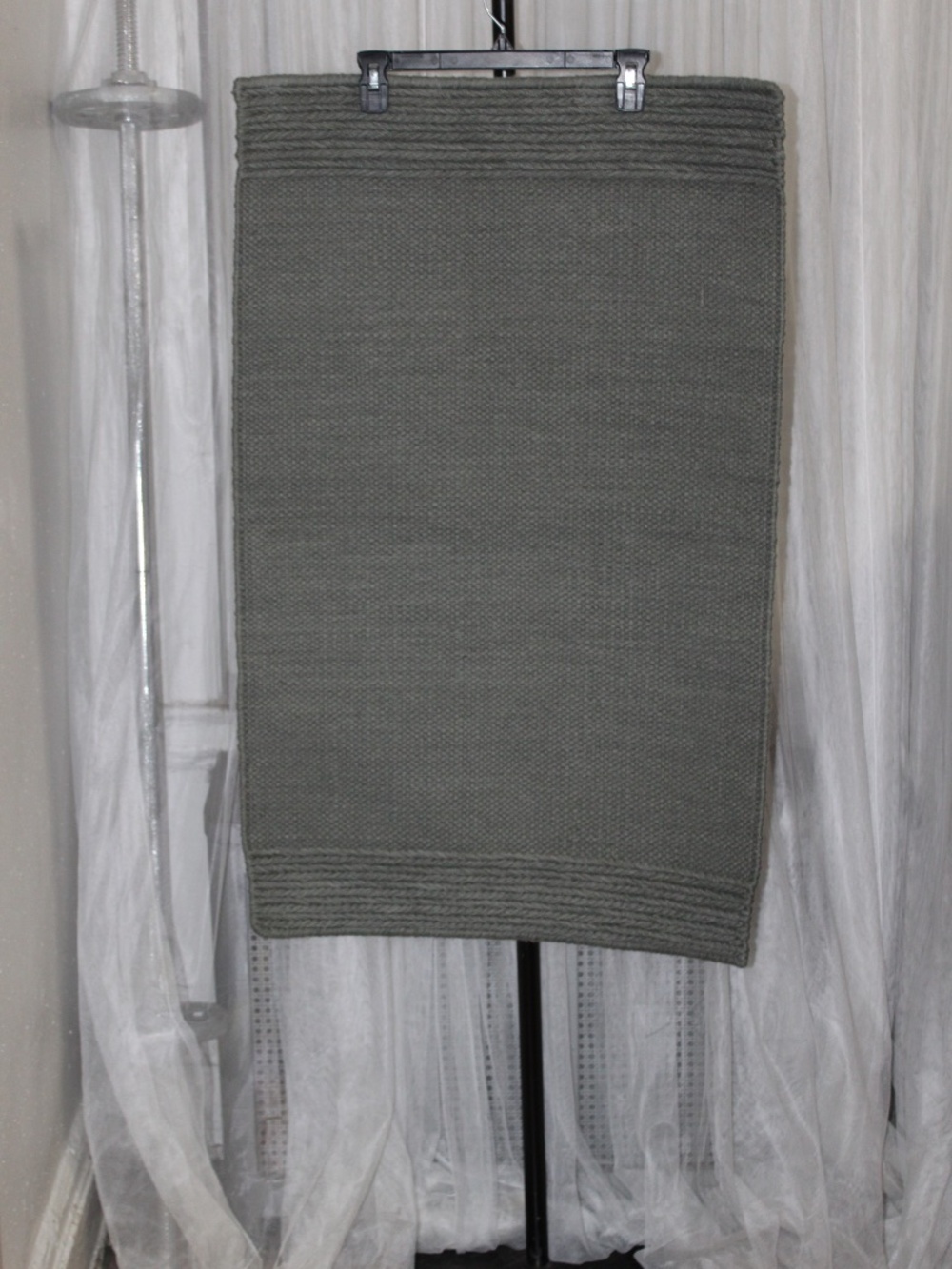 West Elm. Nicki Solid Flatweave Wool Rug. Army Green.  Sz. 2'x3'
